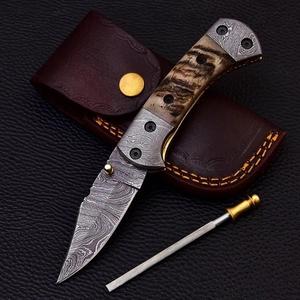 Cuchillo plegable personalizado de acero de Damasco con punta de cuchillo, mango de madera y diseño de perilla para el pulgar, cuchillo de caza - Product Image 3