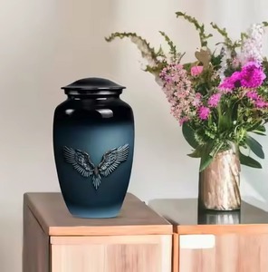 Urne funéraire haut de gamme pour usage B2B, couleur ivoire, avec lustre argenté et filigrane gravé, pour usage en chapelle commémorative - Product Image 2
