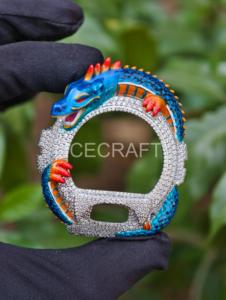 Modificación de Bisel de Reloj con Motivo de Dragón de Lujo Personalizado con Brillantes Piedras Pavé - Product Image 1