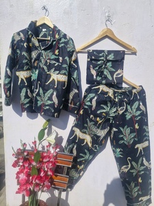 Conjunto de pijama de algodón con estampado de leopardo de la selva de medianoche para mujer, camisa de manga larga y pantalones, conjunto de descanso premium con bolsa - Product Image 3