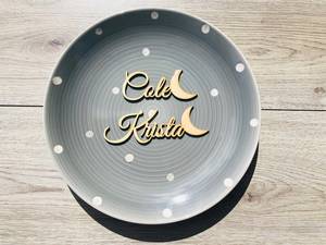 Assiette en céramique personnalisée, ronde, grise à pois, avec noms et motif lune, pour décoration intérieure de salon - Product Image 1