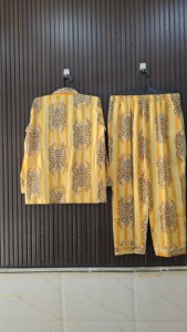 Ensemble de pyjama pour femmes en coton biologique 100% à imprimé animal jaune, manches longues, coupe régulière, vêtements de nuit décontractés pour toutes les saisons - Product Image 2