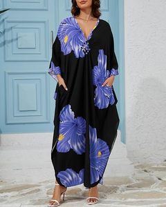Robe maxi kaftan à imprimé floral à col en V et manches longues, coupe ample, respirante, tenue décontractée d'été, noire avec des fleurs bleues - Product Image 2