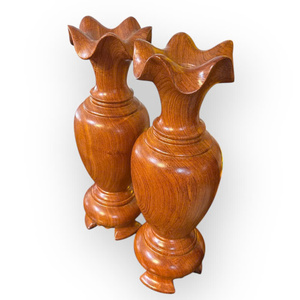 Un par de jarrones decorativos sencillos hechos de madera de Huong, perfectos para exhibir y decorar. - Product Image 2