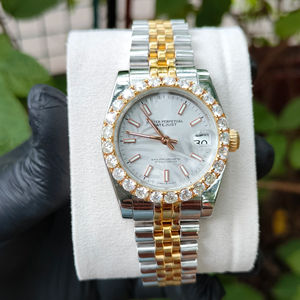 Montre-bracelet de luxe moderne en or jaune, chronomètre sportif, cadran en nacre, lunette sertie de diamants, boîtier en acier inoxydable, date automatique - Product Image 1