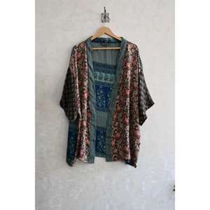 Robe kimono courte en soie indienne faite à la main pour femmes, imprimée, robe de nuit, vêtements de détente, vêtements de maison - Product Image 2