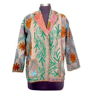Vente en gros de veste en coton Kantha indienne faite à la main en Inde, avec motifs artisanaux en blocs de bois, design dessiné à la main, respirante, écologique et boutons recouverts - Product Image 1