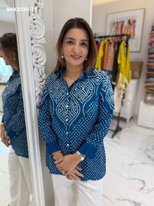 Kurta court de qualité supérieure en soie fantaisie avec imprimé Bandhani, manches longues et col chemise, et pantalon Khadi blanc – Fournisseur indien - Product Image 2