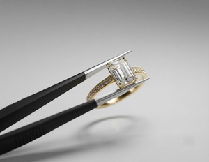 Anillo de Compromiso con Diamante Cultivado en Laboratorio, Corte Esmeralda, Certificado IGI, 1.50 Quilates, Halo Oculto, Banda Pavé, Oro Sólido de 14K, Regalo de Aniversario - Product Image 5