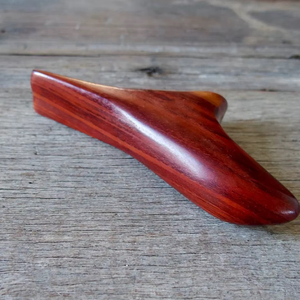 Masseur facial Gua Sha en bois rustique écologique avec artisanat en bois d'acacia massif pour la relaxation musculaire - Cadeau du Nouvel An - Product Image 1