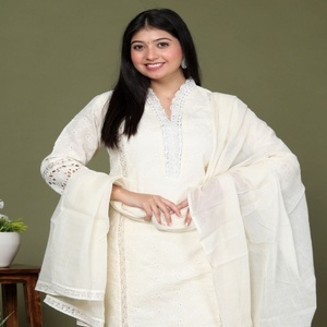 Conjunto de Kurta Tradicional de Algodón Blanco Elegante para Mujer NIYANI, con Bordado Schiffli y Detalles de Encaje en la Dupatta, Estilo Étnico para Bodas y Diwali - Product Image 1