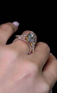 Bague de fiançailles en moissanite de forme marquise avec accents floraux latéraux en or jaune 14 carats, design de joaillerie fine pour cadeau d'anniversaire - Product Image 3