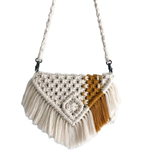 Collection artisanale de sacs à main indiens pour femmes, sacs de plage bohèmes tissés, sac en coton bio noué à la main pour un style moderne - Product Image 1