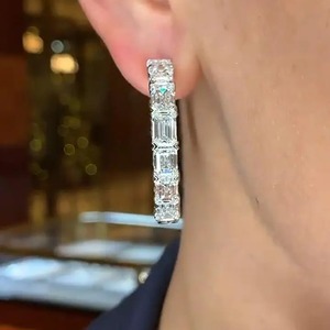 Pendientes de Aro para Mujer con Moissanita 925, Corte Esmeralda, en Plata de Ley con Baño de Oro Blanco, Pendientes de Aro con Diamantes en Venta - Product Image 3