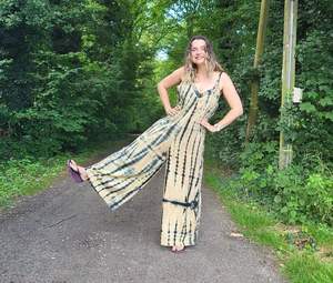 Combinaison en coton tie-dye pour femme, col à bretelles, style bohème moderne, coupe ample, jambe large, tenue décontractée élégante - Product Image 5