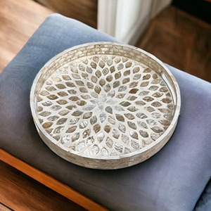 Plateau rond en nacre avec incrustations de capiz : Plateau décoratif pour table basse à motif feuille d'or - Product Image 1