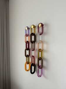 Décoration murale en chaîne de résine, art géométrique multicolore, décoration contemporaine pour la maison, pièce à suspendre au mur - Product Image 1