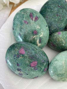 Venta al por mayor de la mejor calidad de cristal natural rubí zoisita piedra de Palma al por mayor comprar de ágata Aameena - Product Image 3