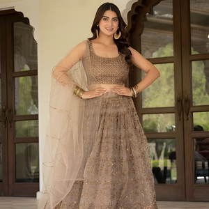 Ensemble Lehenga en tissu filet avec broderie Zari et travail de sequins améliorés, accompagné d'un cancan en toile et d'un ensemble blouse et dupatta. - Product Image 1