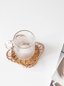 Juego de posavasos redondos de ratán natural (4 piezas), hechos a mano en Vietnam, ideales para la decoración del hogar y cafeterías, con personalización OEM/ODM. - Product Image 4