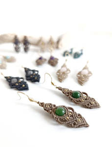 Pendientes Colgantes de Jade Verde Hechos a Mano con Macramé, Estilo Boho, con Detalles en Oro, Joyería Artesanal para Mujer - Product Image 6