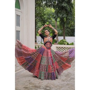 Tenue de loisirs spéciale Navratri en coton à manches longues, Lehenga Choli multicolore avec broderie et dentelle Codi pour femmes - Product Image 2