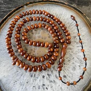 Mala en bois artisanal parfumé pour la méditation, le chant et la prière (Tasbih) - Product Image 6