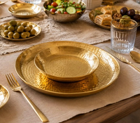 Plateaux de service en métal doré pour services de traiteur d'événements spéciaux et présentation élégante de buffet avec une qualité supérieure