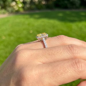 Bague élégante en argent 925 avec moissanite, taille brillant rond, éclat éclatant, bijou de créateur tendance, cadeau pour femme - Product Image 2
