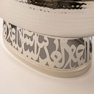 Plat à chafing dish élégant en argent martelé avec support à découpes arabes, idéal pour servir avec style lors de mariages - Product Image 4