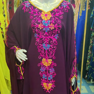 Caftán Etéreo de Amatista: Obra Maestra Floral Bordada a Mano, Sumergida en un Jardín Secreto. Sofisticación Pura para Cada Musa. - Product Image 1