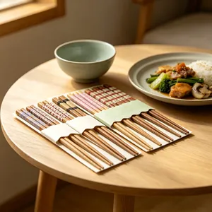 Baguettes japonaises en bois naturel, surface lisse traditionnelle, lot de cinq paires pour les repas en famille - Product Image 5