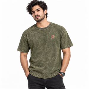 T-shirt classique pour homme en tissu léger, assurant un confort supérieur et une liberté de mouvement, fabriqué avec des matériaux respirants et un effet délavé. - Product Image 1
