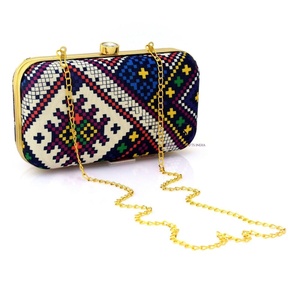 Pochette ethnique perlée avec chaîne, motif brodé géométrique, sac de soirée pour femme pour mariages et fêtes, pochettes pour femmes - Product Image 1