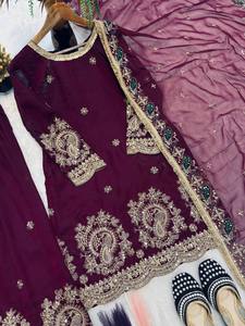 Conjunto de Boda Tradicional Indio-Pakistaní de Seda Color Granate para Mujer con Bordado Dorado, Largo hasta el Suelo, Corte Regular - Product Image 5