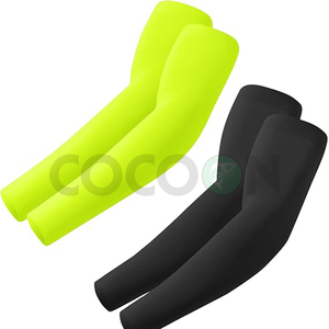 Mangas de compresión personalizadas en blanco y negro con protección UV, elásticas de spandex para béisbol, baloncesto, entrenamiento deportivo, ropa de equipo, venta al por mayor. - Product Image 4