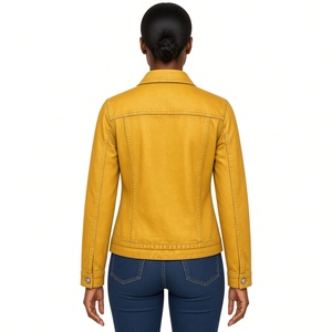 Chaqueta vaquera roja PDK para mujer, estilo camionero, con emblema decorativo, bolsillos en el pecho, cierre de botones y diseño elegante y largo. - Product Image 2
