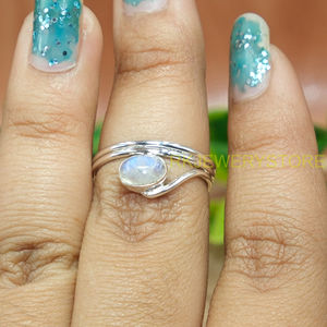 แหวนเงินแท้ 925 ประดับมูนสโตนธรรมชาติทรงรี ดีไซน์โบโฮ สำหรับผู้หญิง - Product Image 3