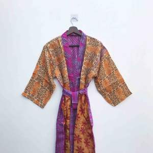 Kimono en soie de sari indien vintage, peignoir en soie douce, robe patchwork taille unique, tenue de nuit multicolore, robe confortable pour la maison - Product Image 1