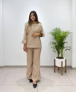 Présentation du nouveau ensemble haut et pantalon Plazzo en soie Salsa pour femme, conçu par des designers, idéal pour les soirées, avec travail artisanal, extensible, séchage rapide, sans plis et réversible. - Product Image 1