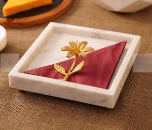 Porte-serviettes en métal fait main, motif floral, avec plateau décoratif en tissu rouge pour la table - Product Image 6