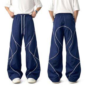 Pantalon de survêtement contemporain pour homme avec surpiqûres contrastées, coupe oversize, jambe large, style décontracté urbain, taille élastique, idéal pour la détente - Product Image 1