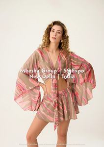 Ensemble deux pièces imprimé pour femme – Haut court à manches cloche et col en V à nouer avec mini-jupe – Assortiment - Product Image 4