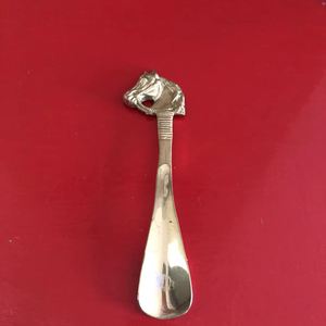 Chausse-pied en laiton élégant fait main avec finition polie et long manche pour un enfouissement des chaussures sans effort - Product Image 1