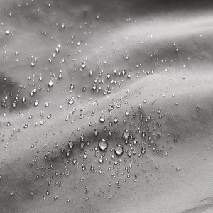 Vêtements d'extérieur résistants à l'eau, adaptés au trekking, à la navigation et aux festivals, avec une construction ergonomique et des options de rangement sécurisées. - Product Image 4