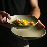 Ensemble de deux assiettes rustiques en porcelaine écologiques faites à la main, couleur beige, pour restaurant, utilisables au micro-ondes
