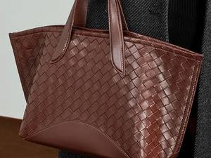 กระเป๋าถือหนังแท้พรีเมียมแบบทอสำหรับผู้หญิง ดีไซน์เรโทรสีแดงเบอร์กันดี พร้อมหูหิ้วคู่ สะพายไหล่ได้ จุของได้เยอะ - Product Image 5