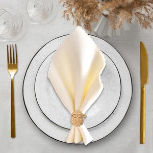 Anneaux de serviette dorés festifs Père Noël, parfaits pour les tables de repas, les célébrations de Noël et la décoration des réceptions de fin d'année, en provenance d'Inde - Product Image 2