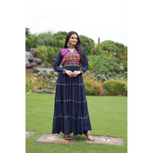 Robe de soirée spéciale Navratri Kutchi Gamthi brodée avec des travaux manuels en miroir - Product Image 1