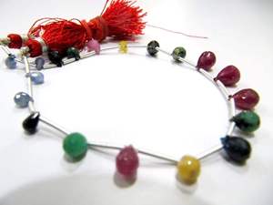 Cadena de cuentas facetadas de piedras preciosas naturales de rubí, esmeralda y zafiro en forma de gota, de 8 pulgadas. - Product Image 6